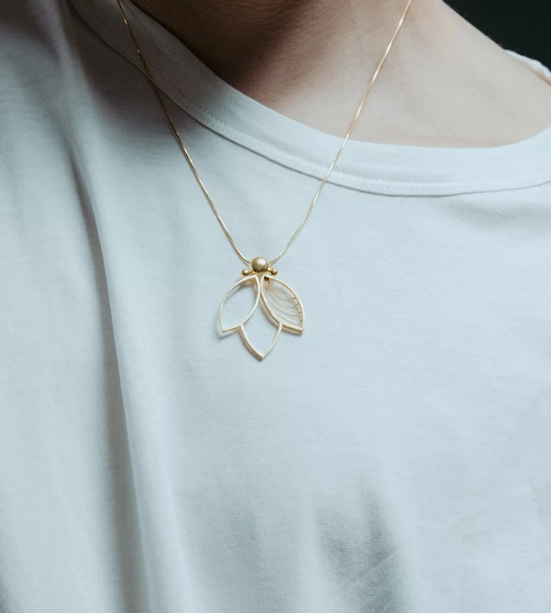 Χειροποίητο κολιέ Lotus, εμπνευσμένο από παραδοσιακά μοτίβα, με συρματερή τεχνική, από επιχρυσωμένο, ανακυκλωμένο ασήμι 925