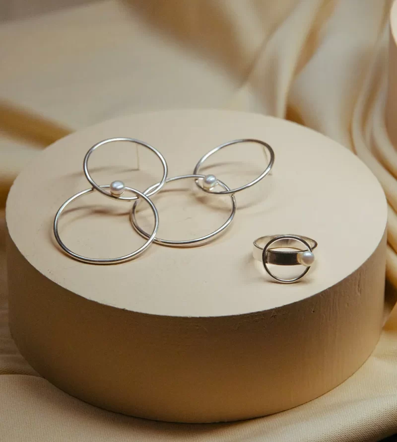 Σετ από χειροποίητα μινιμαλ δαχτυλίδι Circle Pearl από ανακυκλωμένο ασήμι 925, με φυσικό μαργαριτάρι και σκουλαρίκια