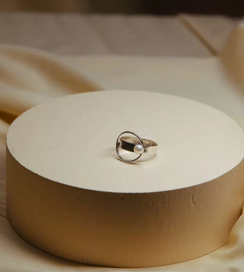 Χειροποίητο μινιμαλ δαχτυλίδι Circle Pearl από ανακυκλωμένο ασήμι 925, με φυσικό μαργαριτάρι