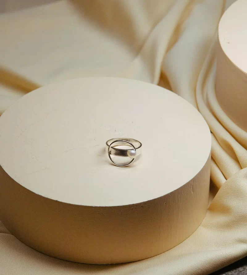 Χειροποίητο μινιμαλ δαχτυλίδι Circle Pearl από ανακυκλωμένο ασήμι 925, με φυσικό μαργαριτάρι